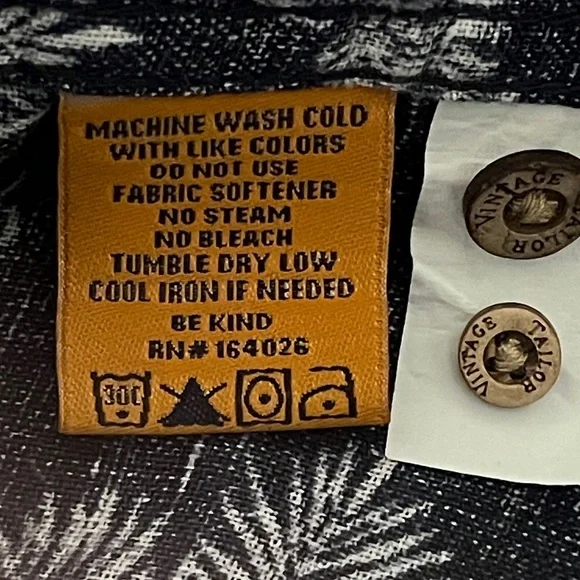 Tailor Men’s Vintage Navy & White IPrint Short-Sleeve Button Shirt
100% Linen
XL - Picture 8 of 8